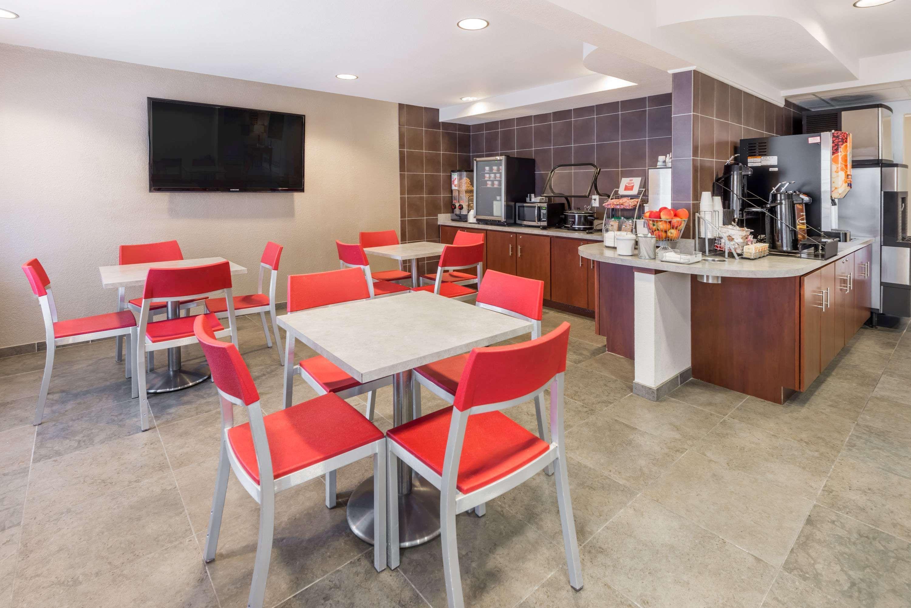 Super 8 by Wyndham Columbia Clark Lane Hotel Bagian luar foto