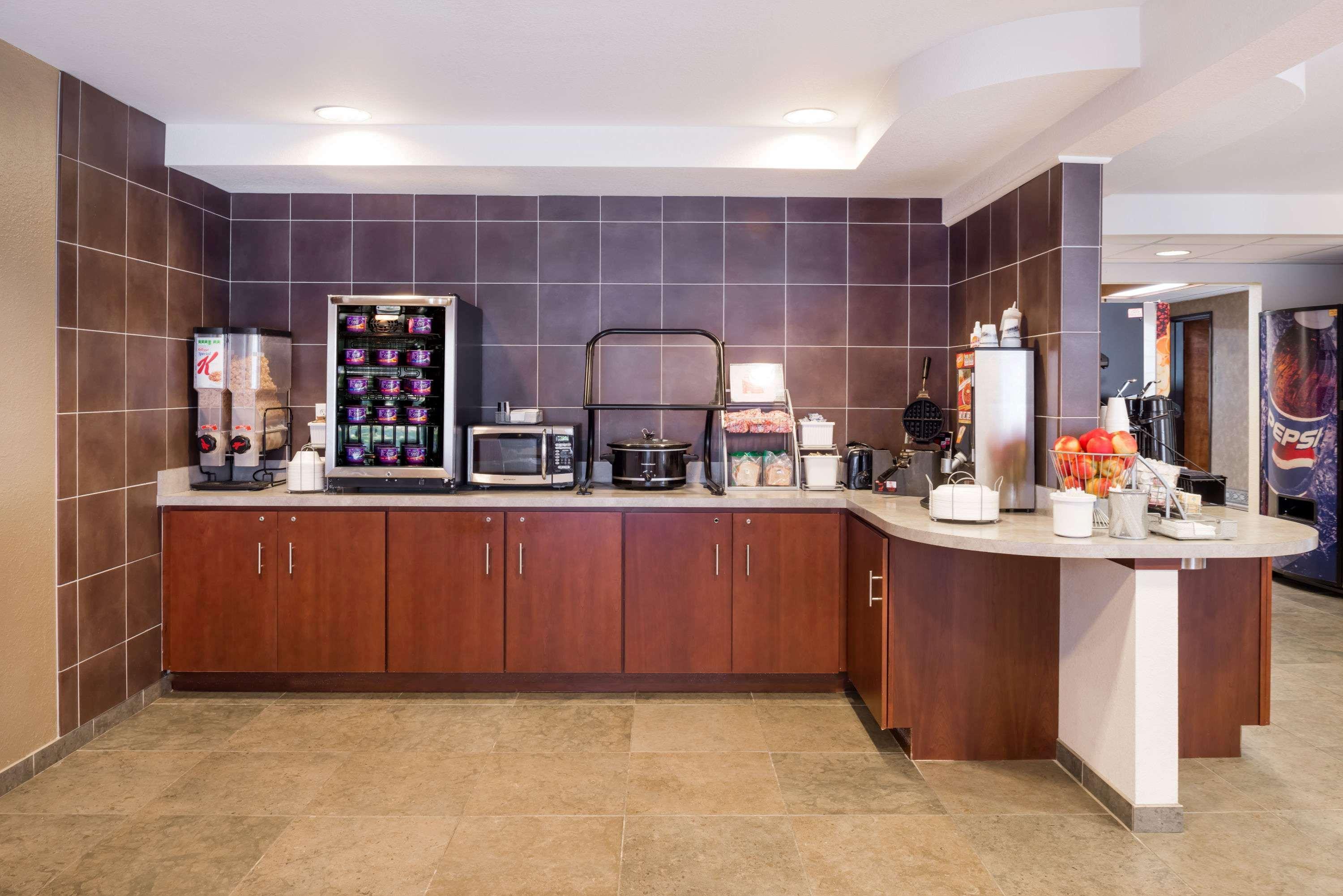 Super 8 by Wyndham Columbia Clark Lane Hotel Bagian luar foto