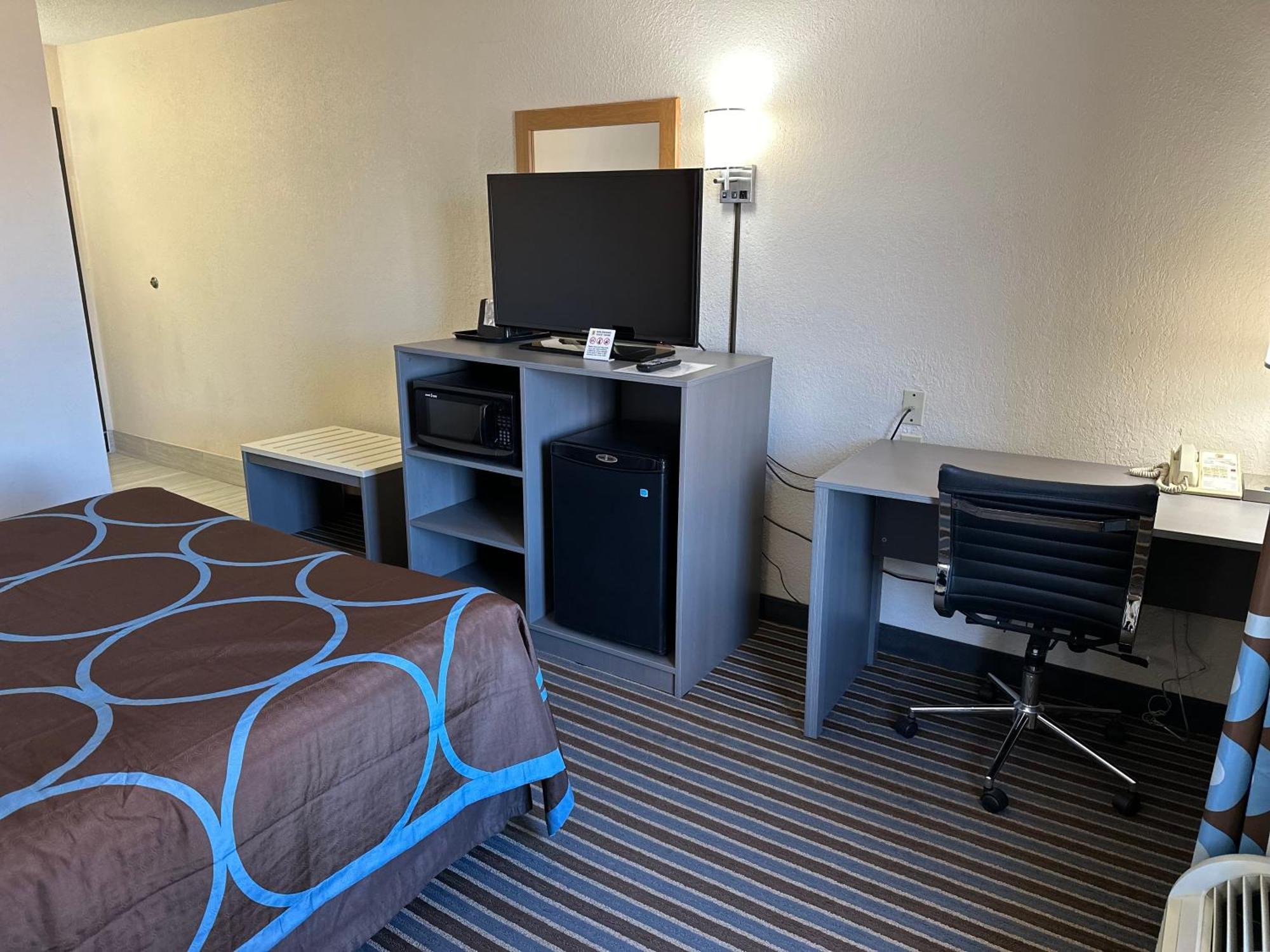 Super 8 by Wyndham Columbia Clark Lane Hotel Bagian luar foto