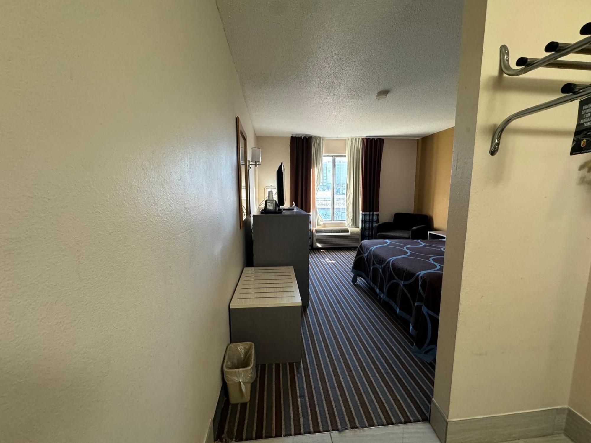 Super 8 by Wyndham Columbia Clark Lane Hotel Bagian luar foto