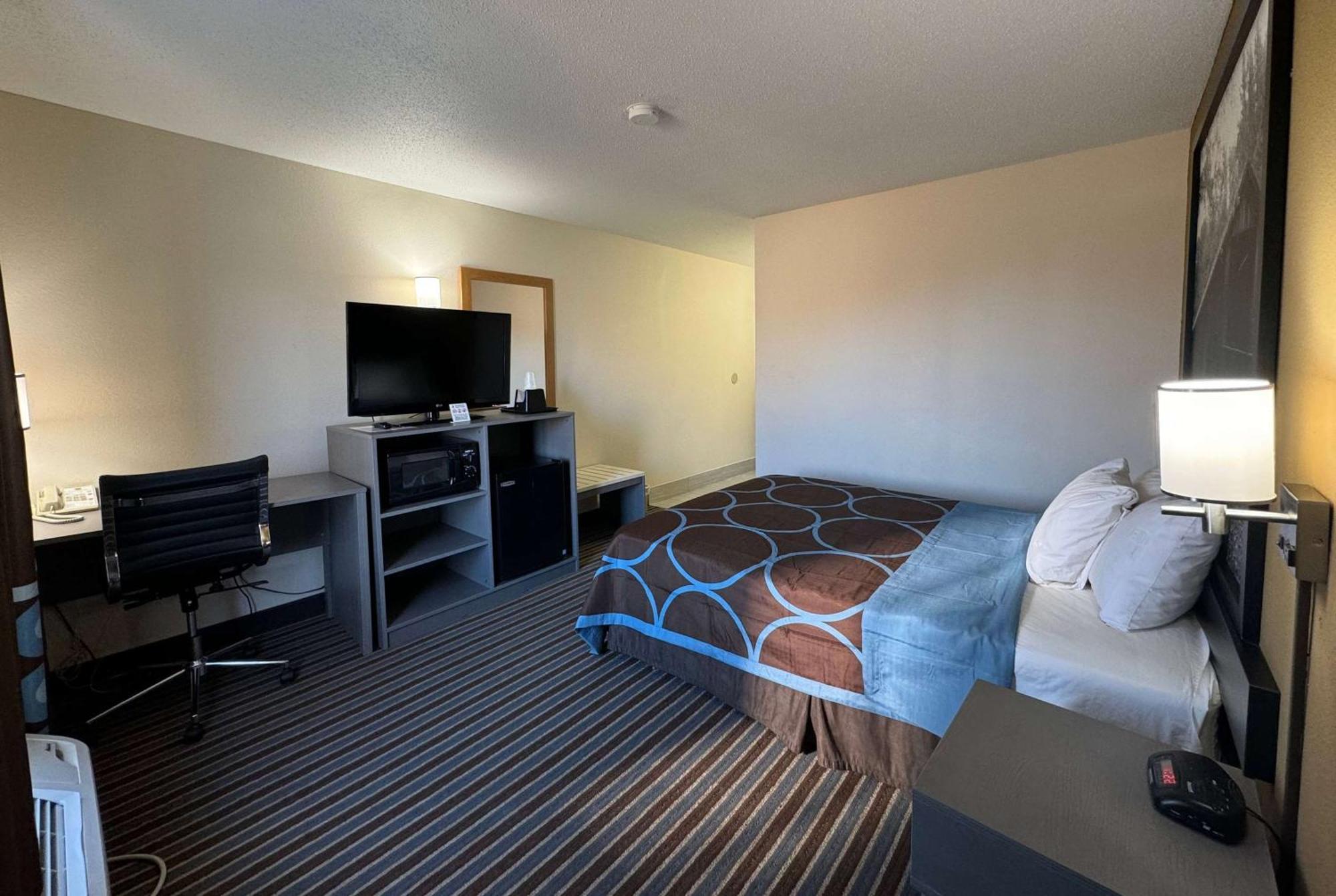 Super 8 by Wyndham Columbia Clark Lane Hotel Bagian luar foto