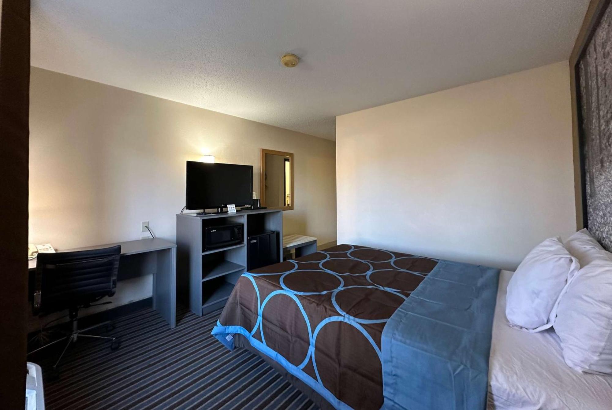 Super 8 by Wyndham Columbia Clark Lane Hotel Bagian luar foto
