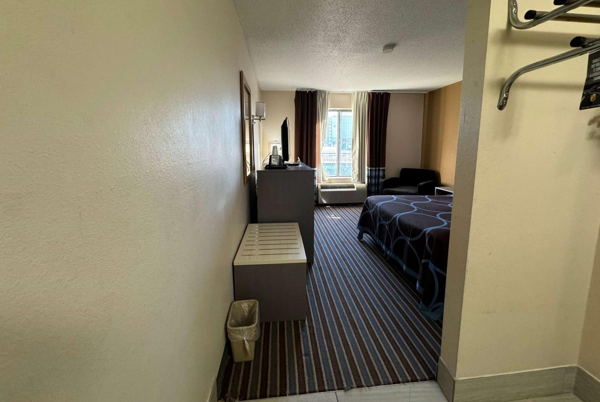 Super 8 by Wyndham Columbia Clark Lane Hotel Bagian luar foto